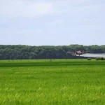 Imagen de fertilizantes y soluciones agrícolas siendo mezclados de forma homogénea para optimizar la nutrición de los cultivos.